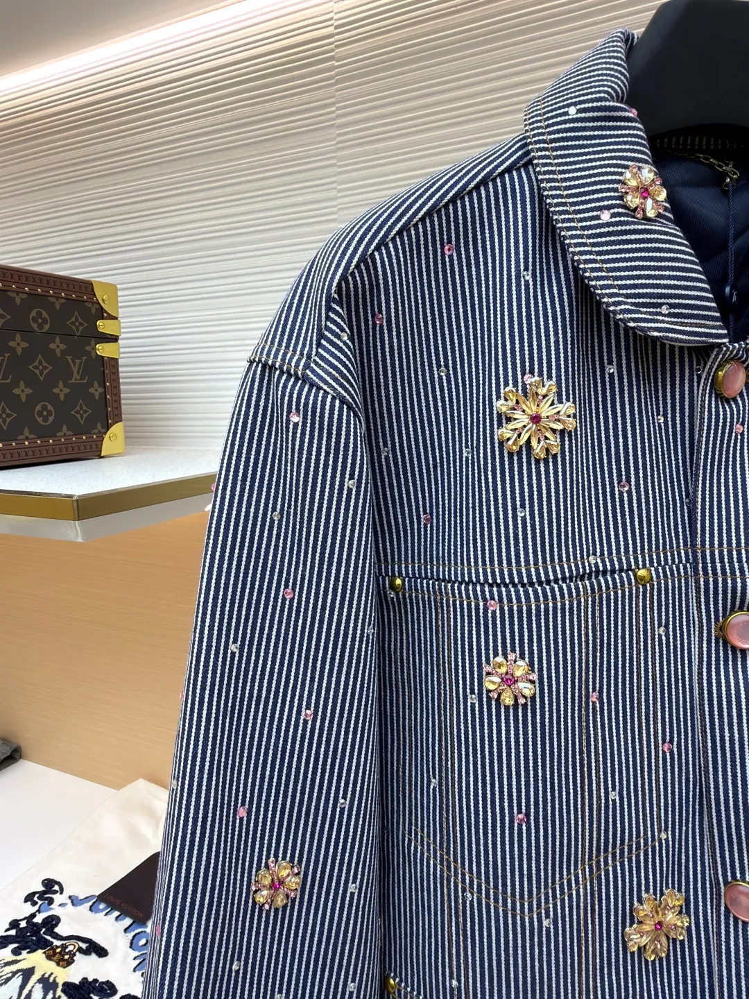 LOUISVUITTON Nigo hickory color cherry blossom rhinestone new denim jacket ●Original version: 69500 ​​purchase and development ●Item number: 1680734-E10 ●Fabric: denim fabric ●Technology: rhinestone production ●Version: fitted version ●Weight: about 1220 grams ●Size: 46-48-50-52 ●Description: New joint brand, high-order quality, the highest version on the market! Heavy-duty hand-sewn cherry blossom diamonds, precise positioning, extremely time-consuming, comparable to the original, a fashion item worthy of your collection, the overall wiring is straight and delicate, the fabric is comfortable and soft, the color is consistent and no color difference. It can be matched with the same style to create a fashionable look, to control various occasions, customized accessories, complete three standards, the same style for men and women!